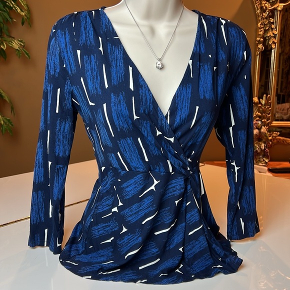 💙ANN TAYLOR BLUE & WHITE V NECK WRAP TO SIDE 3/4 SLEEVE TOP SIZE SMALL💙 - Picture 3 of 14